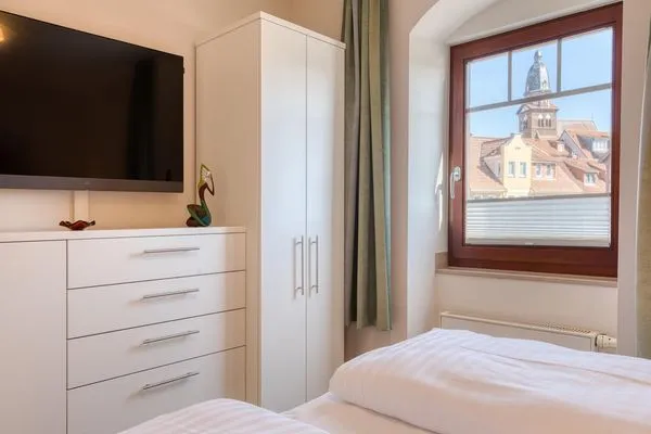 Ferienwohnung CityFlair Waren (Müritz) - Schlafzimmer mit Altstadtblick  CityFlair
