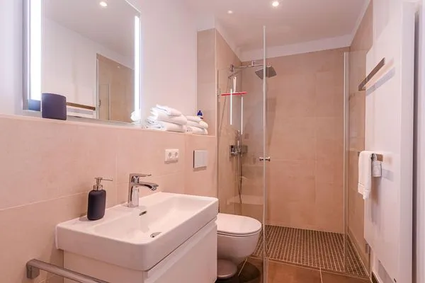 Ferienwohnung Inselpirat Malchow - Badezimmer mit Glasdusche  Inselpirat