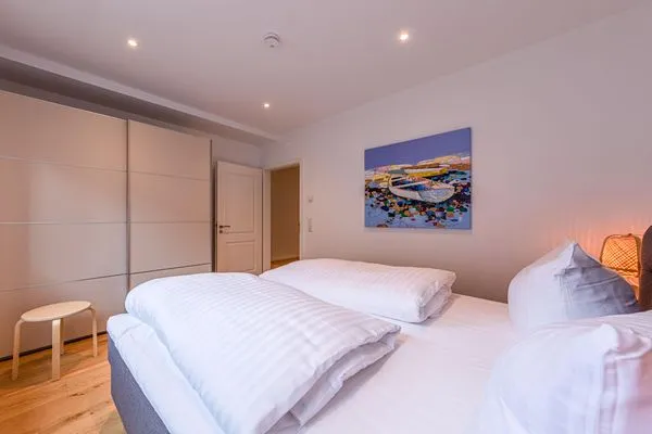 Ferienwohnung Inselpirat Malchow - Doppelbett in einem der Schlafzimmer  Inselpirat