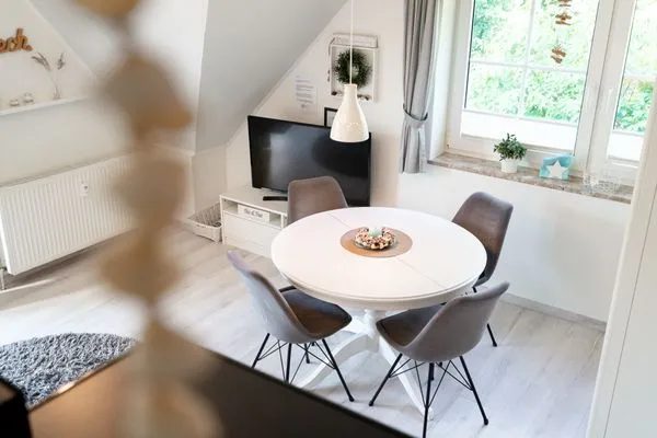 Wohnzimmer mit Couch, Fernseher und Sitzecke Gorch-Fock-Park Ferienwohnung "App.32 Stranddüne"