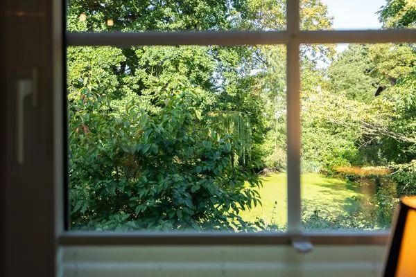 Wohnzimmer mit Couch, Fernseher und Sitzecke Gorch-Fock-Park Ferienwohnung "App.32 Stranddüne"