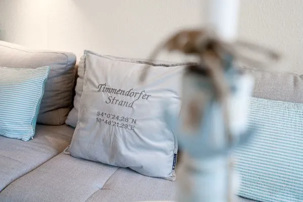 Wohnzimmer mit Couch, Fernseher und Sitzecke Gorch-Fock-Park Ferienwohnung "App.32 Stranddüne"