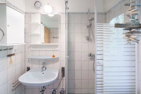 Badezimmer mit Dusche Gorch-Fock-Park Ferienwohnung "App.32 Stranddüne"
