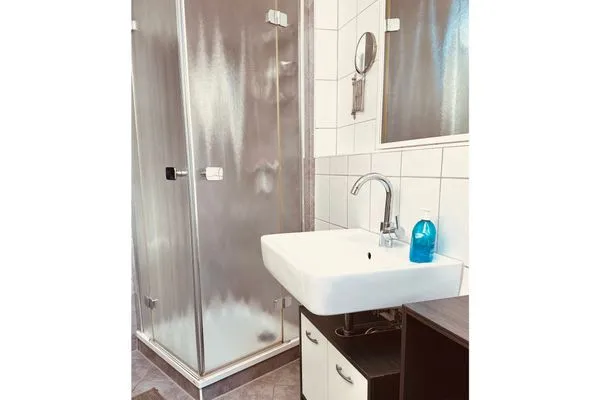 Badezimmer mit Dusche  Bahnhofstraße 10 - Wohnung 4