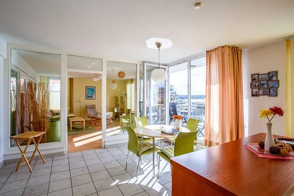 Ferienwohnung Hafenglück Waren (Müritz) - Wohnzimmer mit Blick auf den Yachthafen  Hafenglück