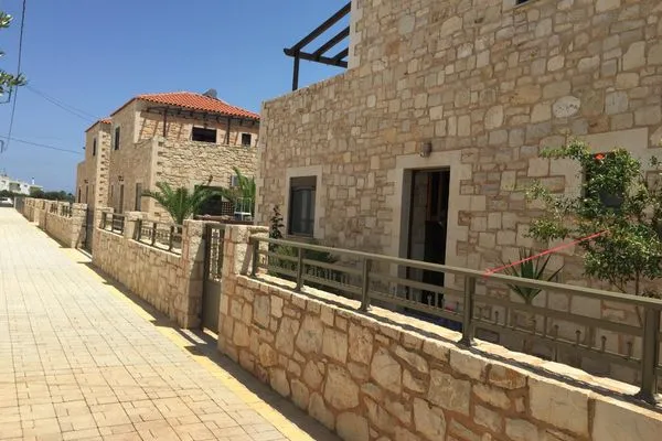 Facade / entrance  Daven-Analipsi