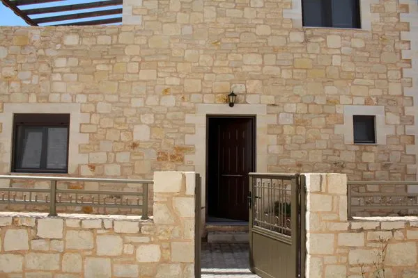 Facade / entrance  Daven-Analipsi