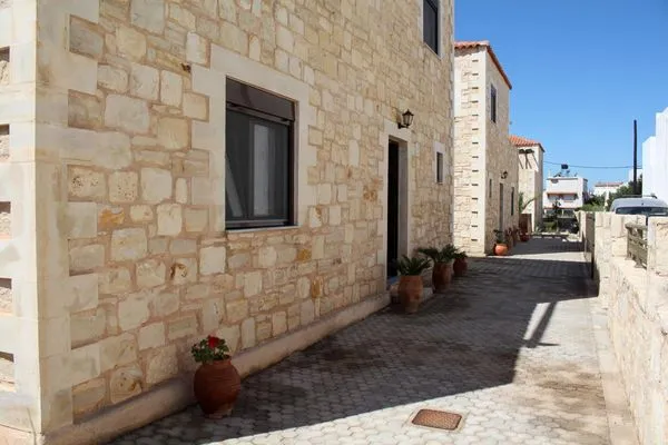 Facade / entrance  Daven-Analipsi