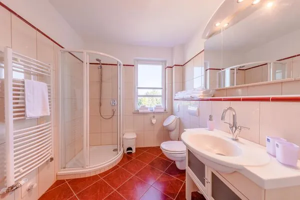 Ferienwohnung Storchenflug Göhren-Lebbin - Badezimmer mit Dusche  Storchenflug