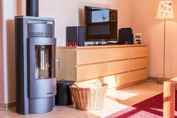 Ferienwohnung Storchenflug Göhren-Lebbin - Blick auf den Kamin im Wohnbereich  Storchenflug