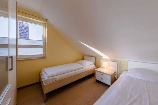Ferienwohnung Storchenflug Göhren-Lebbin - Blick in eines der Schlafzimmer mit zwei Einzelbetten  Storchenflug