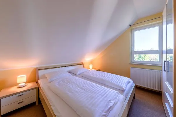 Ferienwohnung Storchenflug Göhren-Lebbin - Schlafzimmer mit Doppelbett  Storchenflug