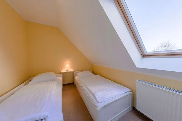 Ferienwohnung Storchenflug Göhren-Lebbin - Blick in eines der Schlafzimmer mit zwei Einzelbetten  Storchenflug