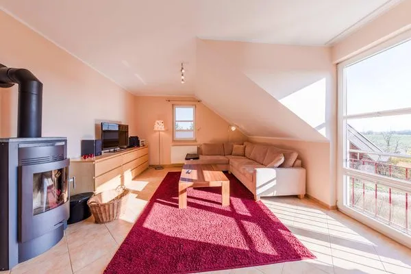 Ferienwohnung Storchenflug Göhren-Lebbin - Blick in das Wohnzimmer mit Kamin  Storchenflug