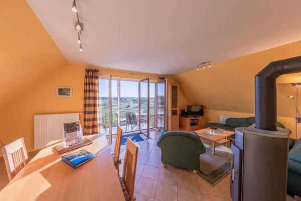 Ferienwohnung Storchenhorst Göhren-Lebbin - Blick in den Wohnbereich mit Zugang zum Balkon  Storchenhorst
