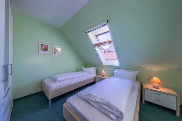 Ferienwohnung Storchenhorst Göhren-Lebbin - eines der Schlafzimmer mit zwei Einzelbetten  Storchenhorst