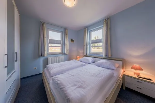 Ferienwohnung Storchenruh eines der Schlafzimmer mit Doppelbett  Storchenruh