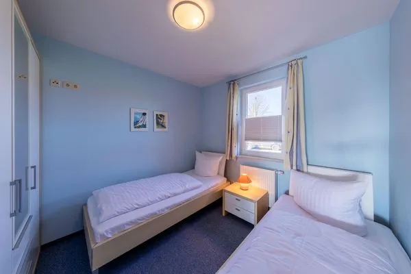 Ferienwohnung Storchenruh eines der Schlafzimmer mit zwei Einzelbetten  Storchenruh