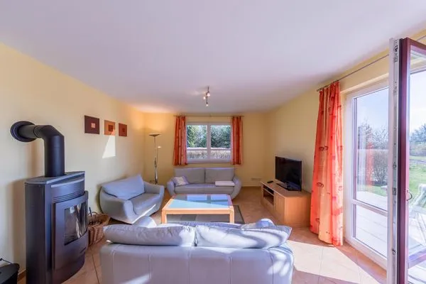 Ferienwohnung Storchenruh Wohnzimmer mit Kamin  Storchenruh