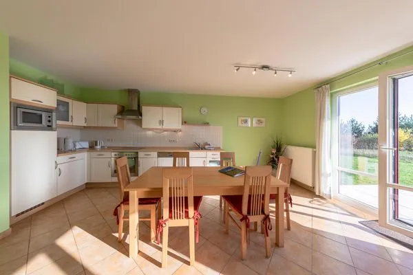 Ferienwohnung Storchenrast Göhren-Lebbin - offene Küche mit Essbereich  Storchenrast