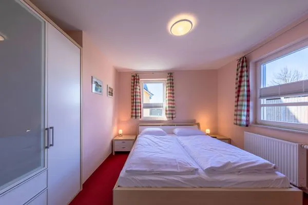 Ferienwohnung Storchenrast Göhren-Lebbin - Schlafzimmer mit Doppelbett und Kleiderschrank  Storchenrast