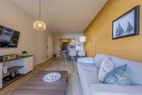 Ferienwohnung Gänseblümchen Ostseebad Wustrow - Wohnzimmer mit Sofa  Gänseblümchen