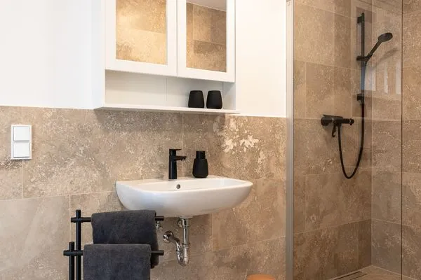 Badezimmer Haffperle Strandgold - moderne Ferienwohnung in Strandnähe