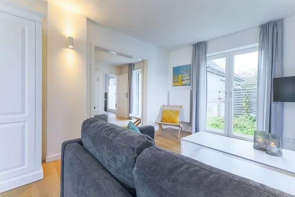 Wohnzimmer Haffperle Meerblau - zentral in Haffkrug, nur wenige Schritte zum Strand