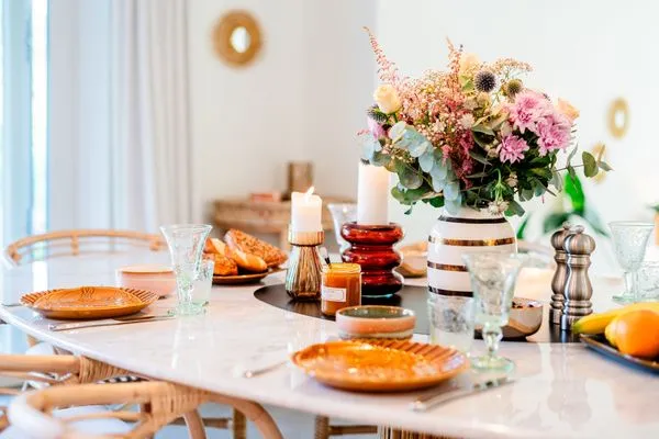 Dekoratives Detail  Gegen den Wind