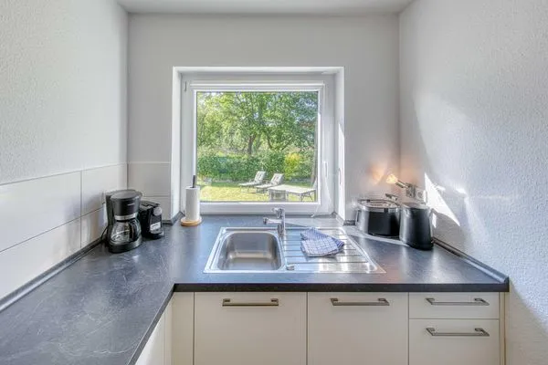 Ferienwohnung Eddi Waren (Müritz) - Küche mit Blick in den Garten  Eddi