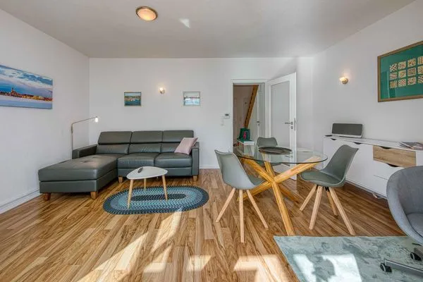 Ferienwohnung Eddi Waren (Müritz) - Blick in den offenen Wohnbereich mit Esstisch  Eddi