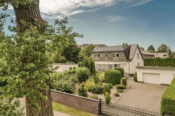 Ferienwohnung Eddi Waren (Müritz) - Drohnenaufnahme von Haus und Vorgarten  Eddi