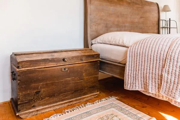 Großes Bett, stilvoll und bequem  Ferienwohnung Landhaus Fröbel