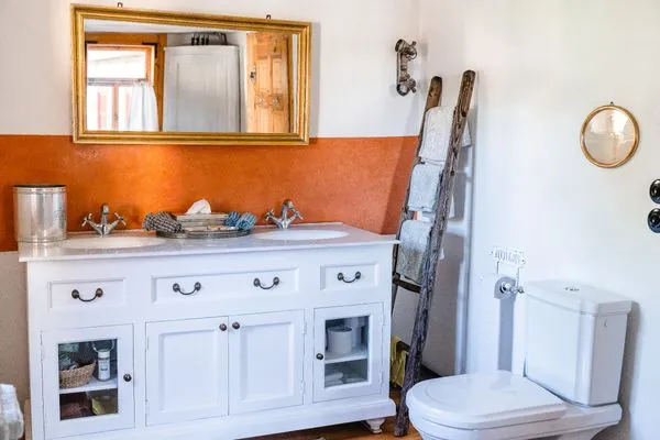 Bad, Waschbecken und WC  Ferienwohnung Landhaus Fröbel