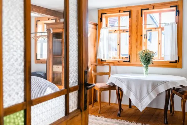 Wohn- & Schlafbereich, Tisch für 3 Personen  Ferienwohnung Landhaus Fröbel