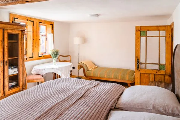 Wohn- & Schlafzimmer, mit Sofa  Ferienwohnung Landhaus Fröbel