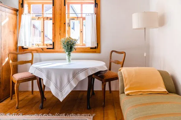 Wohn- & Schlafzimmer, Tisch am Fenster  Ferienwohnung Landhaus Fröbel