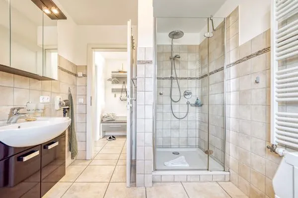 Bad mit Dusche und WC Mühlenstrasse 23 - Wohnung Boddenstern