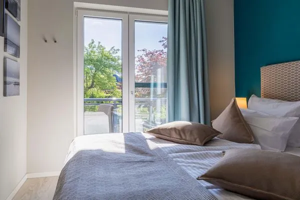 Ferienwohnung Wiesenkieker Ostseebad Wustrow - ZweiWasser Alte Seefahrtschule Schlafzimmer mit Balkonzugang  Wiesenkieker