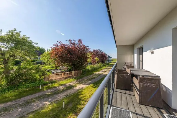 Ferienwohnung Wiesenkieker Ostseebad Wustrow - ZweiWasser Alte Seefahrtschule Balkon mit Blick ins Grün  Wiesenkieker