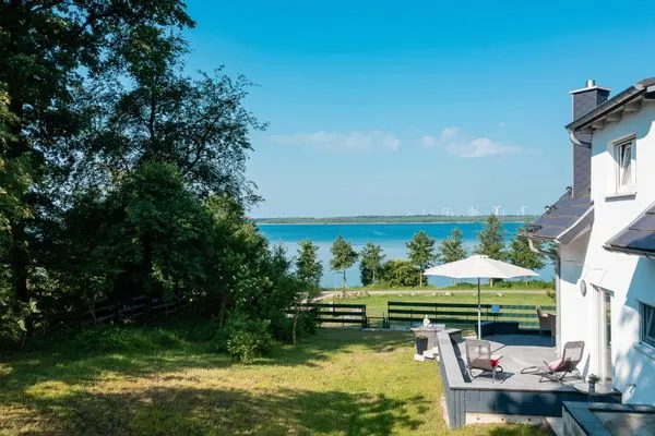 Ferienhaus SchönSicht Drohnenaufnahme der Terasse mit Blick aufs Wasser  SchönSicht