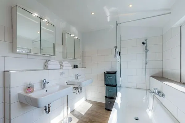 Ferienhaus SchönSicht Blick in das Badezimmer mit Badewanne  SchönSicht
