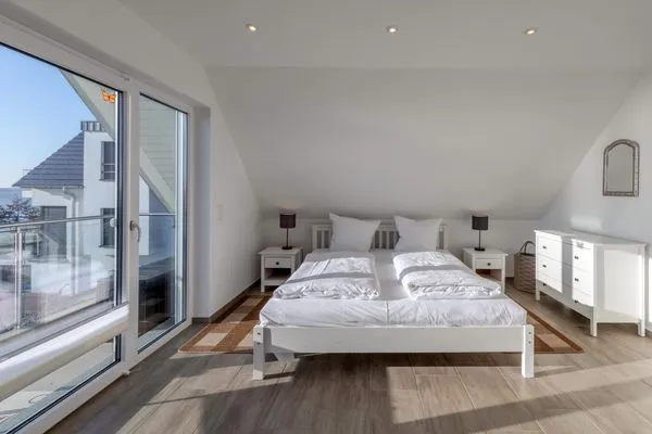 Ferienhaus SchönSicht Schlafzimmer mit privatem Balkon  SchönSicht