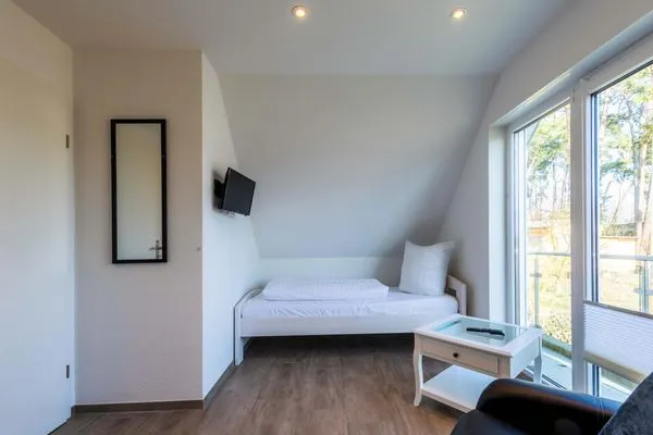 Ferienhaus SchönSicht Blick auf eines der Schlafzimmer mit einem Einzelbett  SchönSicht