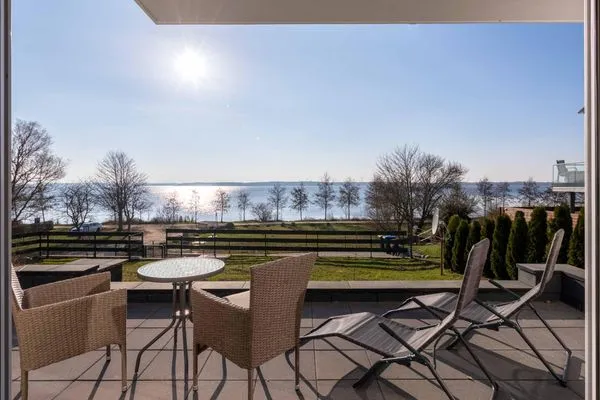 Ferienhaus SchönSicht Terasse mit Blick aufs Wasser  SchönSicht