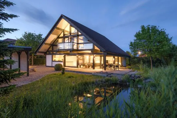 Ferienhaus HUF-Haus in Waren (Müritz) Garten und Haus am Abend  HUF-Haus