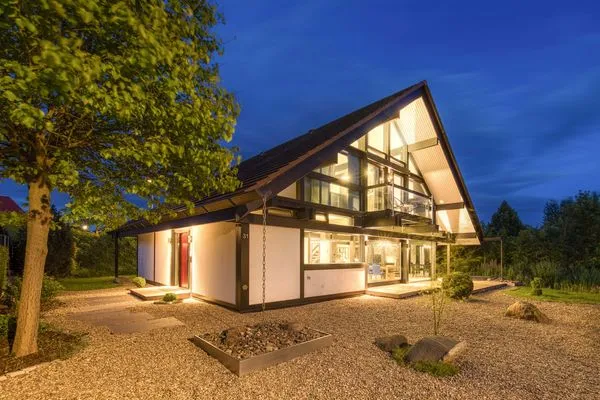 Ferienhaus HUF-Haus in Waren (Müritz) Blick auf das Haus am Abend  HUF-Haus