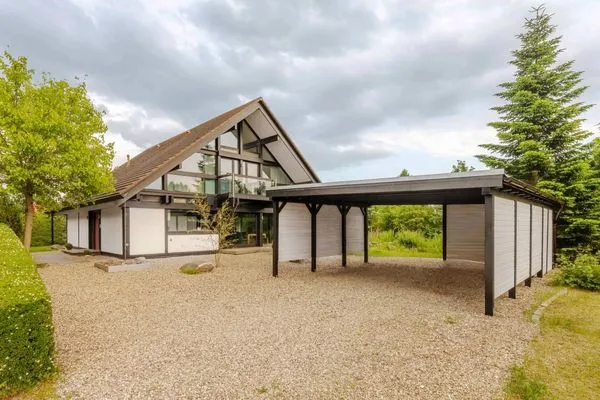 Ferienhaus HUF-Haus in Waren (Müritz) Blick auf Haus und Carport  HUF-Haus