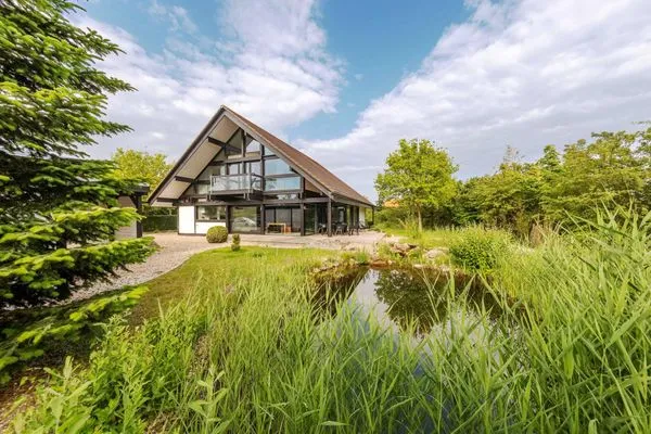 Ferienhaus HUF-Haus in Waren (Müritz) Blick in den Garten  HUF-Haus