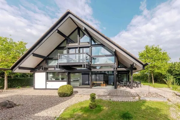 Ferienhaus HUF-Haus in Waren (Waren Müritz) Außenansicht vom Haus mit Balkon  HUF-Haus